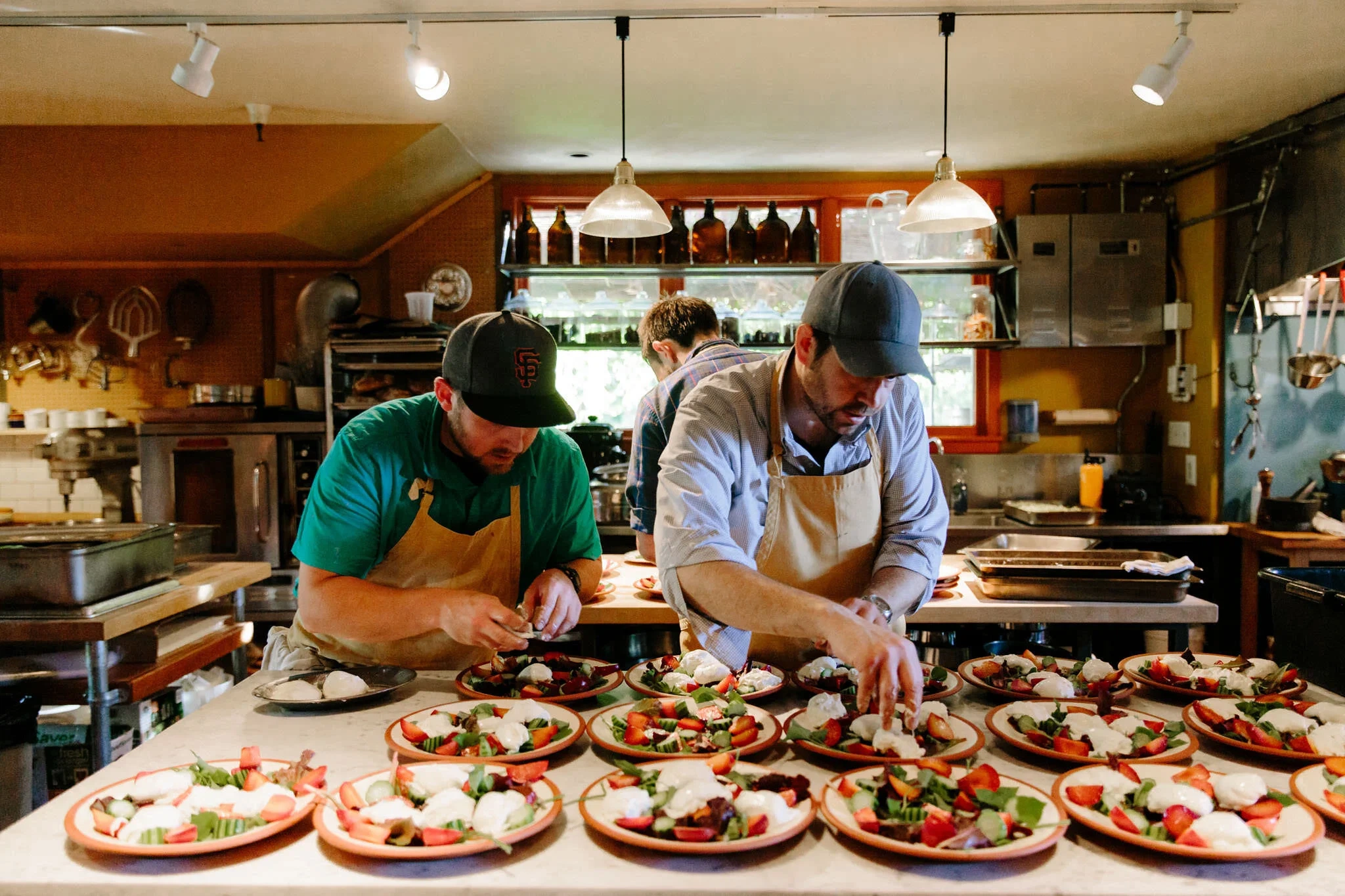尤物视频专业厨师团队在厨房中精心准备美食